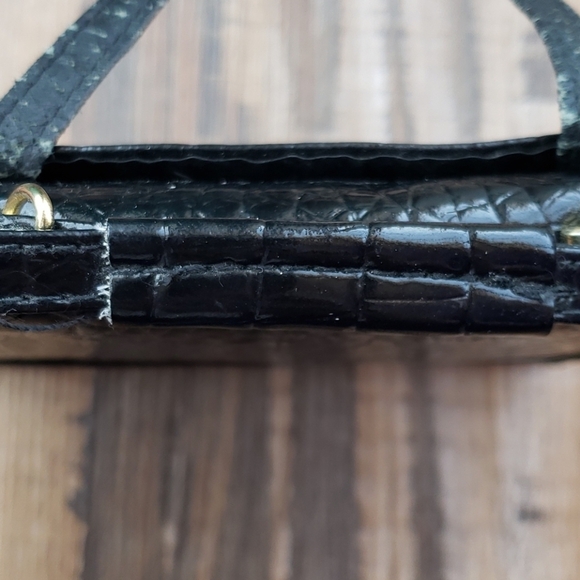 String Wallet Faux Patent Croc Effect with Removalable Straps - Picture 2 of 6